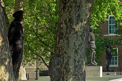 Londyn Westminister. Pomniki strategów wojennych przy trakcie Parliament St. 